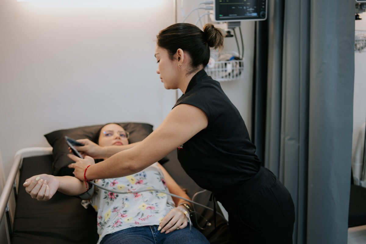 Nurse caring for a patient at Quepos Urgent Care